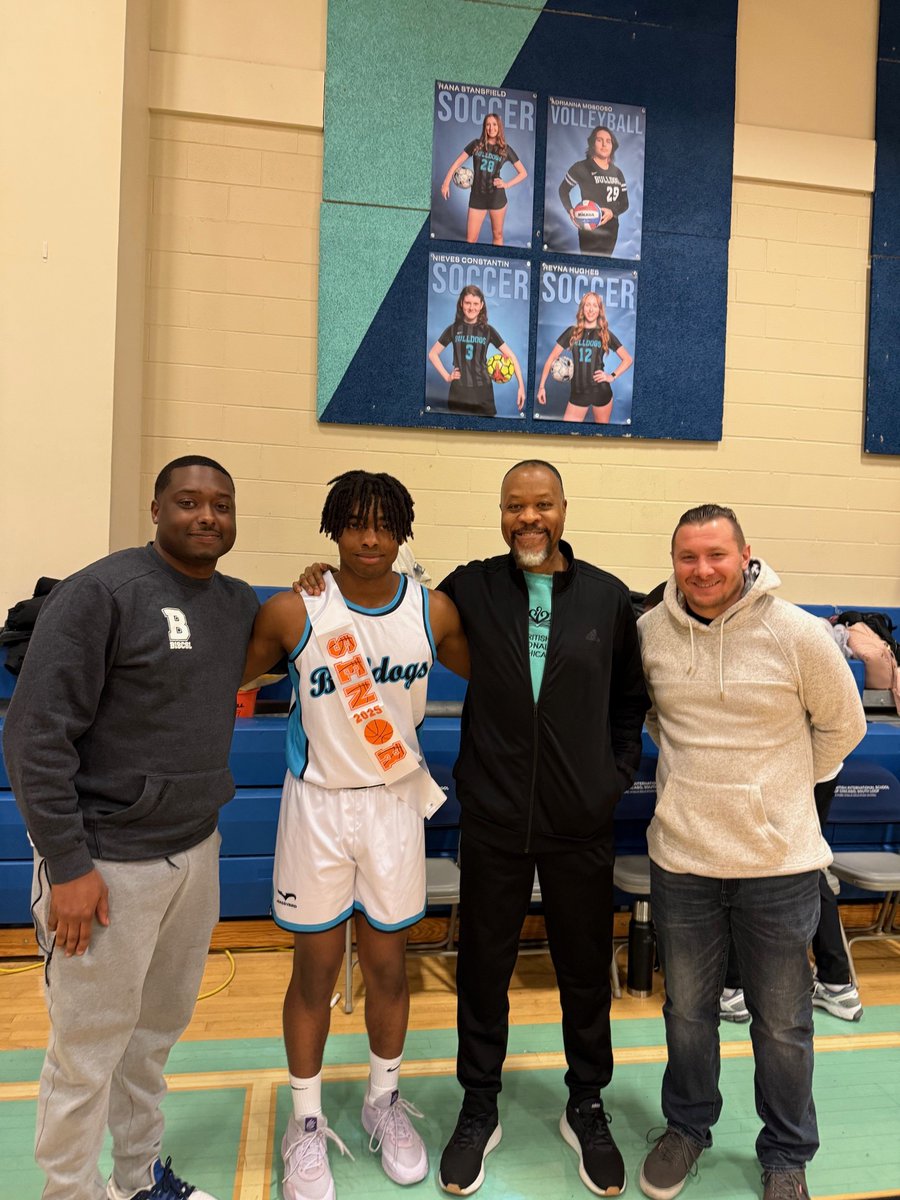 BISCSouthLoop's tweet image. Monday was a special night as we honored our 3 incredible seniors! We celebrated their hard work and dedication with a special ceremony between the games. Thank you for all you've contributed to our team and school! #SeniorNight #ClassOf2025
#CreateYourFuture #Collaborative