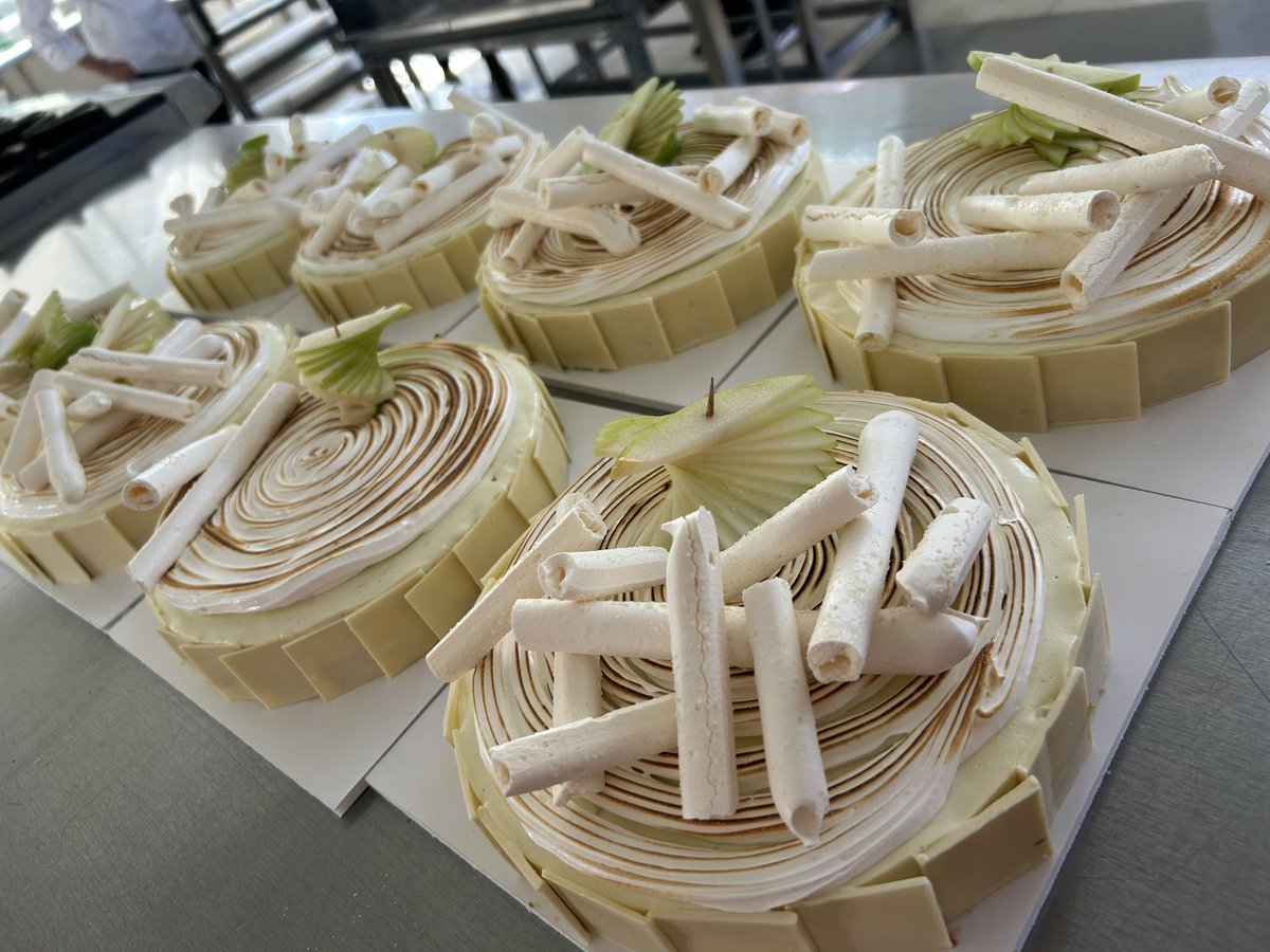 moniduv's tweet photo. Viviendo mi mejor vida siendo la señora que va a su diplomado de pastelería mientras su esposo se va a trabajar, para cuando sale ir a comer con él, contarle cómo le fue, acariciar a sus perritos, hacer ejercicio y ponerse a hacer más pastelitos para su cafetería 🫰🏽 https://t.co/TbP5gjvD4s