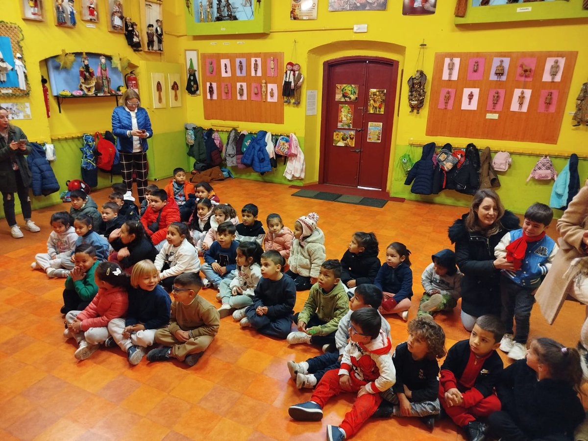 CEIPFranciscaRo's tweet photo. Los niños y niñas de 4 y 5 años han realizado una visita a la Casa del Títere en Camas.
🎭 Allí nos han enseñado los títeres de distintos lugares del 🌍 y nos han representado muchas historias con distintas técnicas: kamishibai, teatro de sombras, títeres… https://t.co/UzWBnTu1EW
