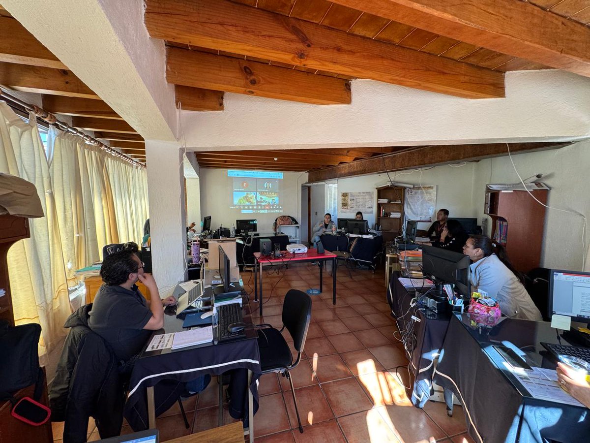 SREBVB08's tweet photo. 📝El área académica de la #SREBVB en acompañamiento con la Profra. Rosa María García González de la Coordinación Estatal, referente a la optimización de los #ADE y los #RDE, Ciclo Escolar 2024-2025.📚

#ElPoderDeServir 
@arturougaldea_ 
@SEB_Edomex
@SeducEdoMex https://t.co/EbYPA9RpnY