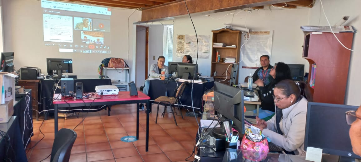 SREBVB08's tweet photo. 📝El área académica de la #SREBVB en acompañamiento con la Profra. Rosa María García González de la Coordinación Estatal, referente a la optimización de los #ADE y los #RDE, Ciclo Escolar 2024-2025.📚

#ElPoderDeServir 
@arturougaldea_ 
@SEB_Edomex
@SeducEdoMex https://t.co/EbYPA9RpnY