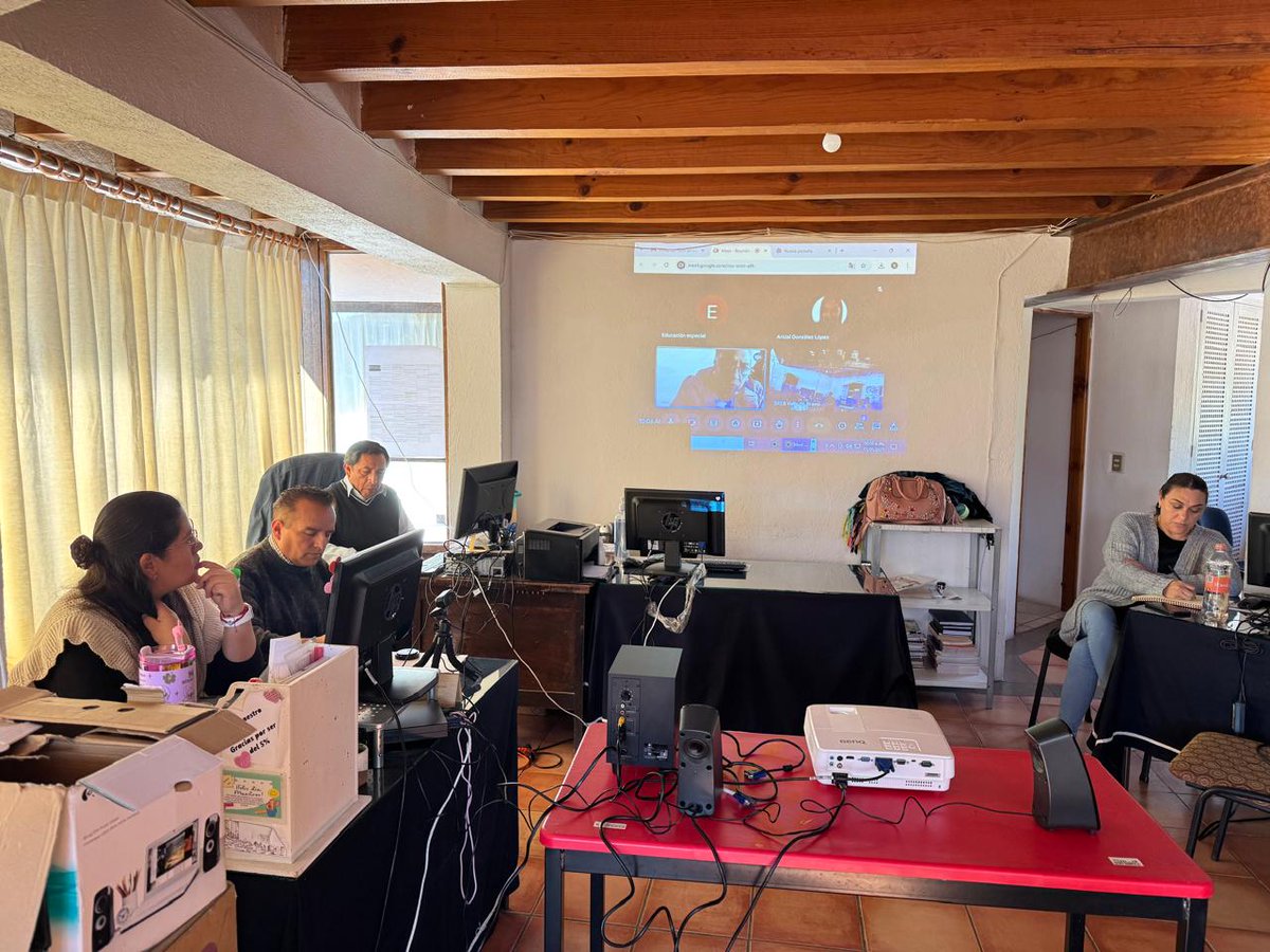 SREBVB08's tweet photo. 📝El área académica de la #SREBVB en acompañamiento con la Profra. Rosa María García González de la Coordinación Estatal, referente a la optimización de los #ADE y los #RDE, Ciclo Escolar 2024-2025.📚

#ElPoderDeServir 
@arturougaldea_ 
@SEB_Edomex
@SeducEdoMex https://t.co/EbYPA9RpnY