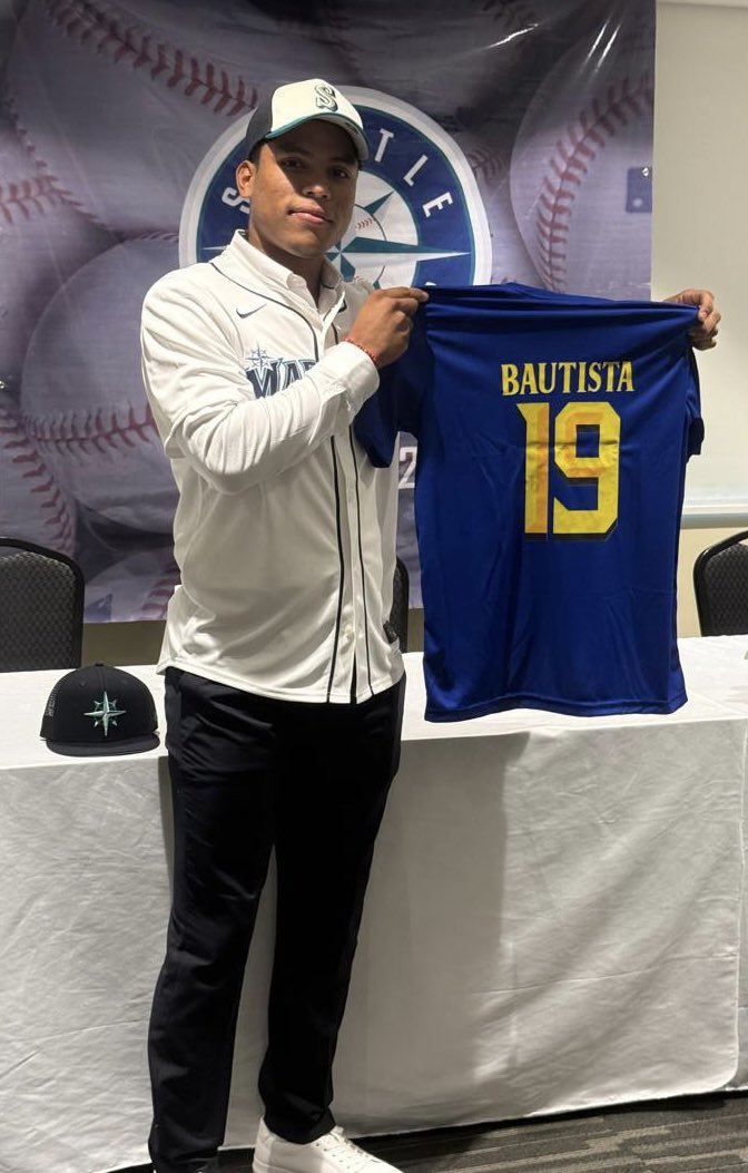 BenBadler's tweet photo. Seattle Mariners signing outfielder Yorger Bautista. For some scouts, the top player in Venezuela for 2025.

https://t.co/aCRAKA5LSP https://t.co/jC6DEAJzax