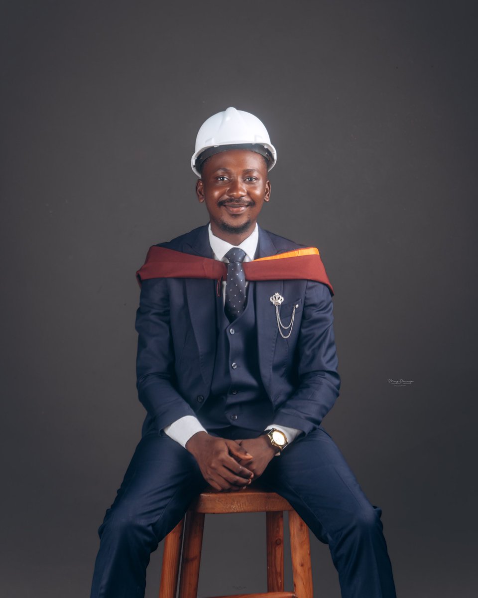 Tobilobaoguns's tweet photo. Bsc. Electrical / Electronics Engineering. Remain small make Unilag take my life😔😂 https://t.co/Ps2Z036kYG