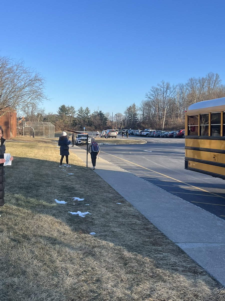 Mom's with a Message this morning!🥶🤍 Grateful for those who took the time to start our students' day off with positivity! #theU #teamUTMS