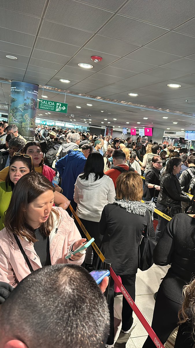 felipelabbe's tweet photo. @MigracionCol Increíble las filas en El Dorado en Bogotá. No hay suficiente personal de migración para atender a los pasajeros https://t.co/7DZKdHOD8s