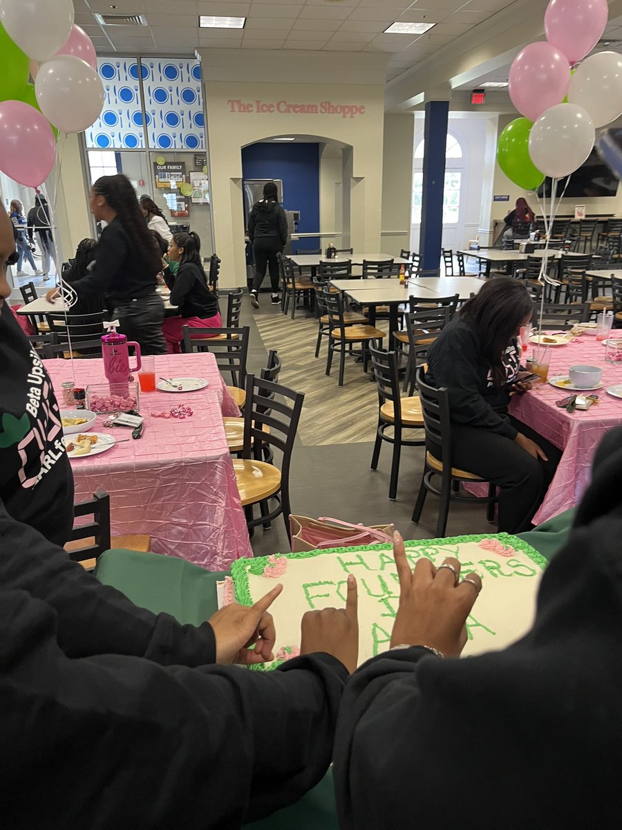 Dillard Dining tweet media