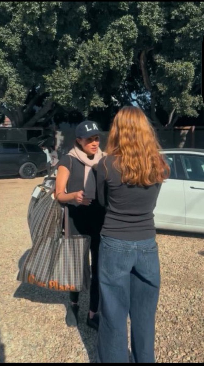 duchessmegg's tweet photo. The Duchess of Sussex has such a big heart ❤️ #WeLoveYouMeghan #WithLoveMeghan #ServiceIsUniversal #PrincessMarkle https://t.co/lBsgp737k8