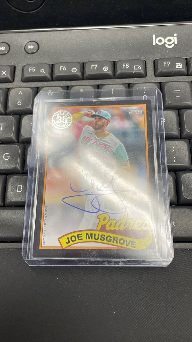 QuackedOnPadres's tweet photo. 🚨CAP AND CARD COLLAB GIVEAWAY🚨

In collaboration with the amazing @Ash_Padres and her awesome @Etsy store.

Prize: @Topps 2024 35th Anniversary black border @itsFatherJoe44 auto /199 and this sick @padres Dads hat from @Ash_Padres.

How to win: LIKE/RT AND FOLLOW BOTH MYSELF AND @Ash_Padres 

Winner announced tomorrow afternoon.