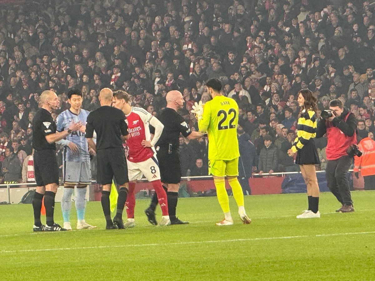 BLACKPINKCNTRAL's tweet photo. #LISA at the Arsenal vs. Tottenham football match today in England.

COIN TOSS BY LISA
#LISAxGuinness
#LISAxPremierLeague @wearelloud https://t.co/D9fkWLvOhJ
