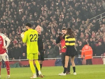 BLACKPINKCNTRAL's tweet photo. #LISA at the Arsenal vs. Tottenham football match today in England.

COIN TOSS BY LISA
#LISAxGuinness
#LISAxPremierLeague @wearelloud https://t.co/D9fkWLvOhJ