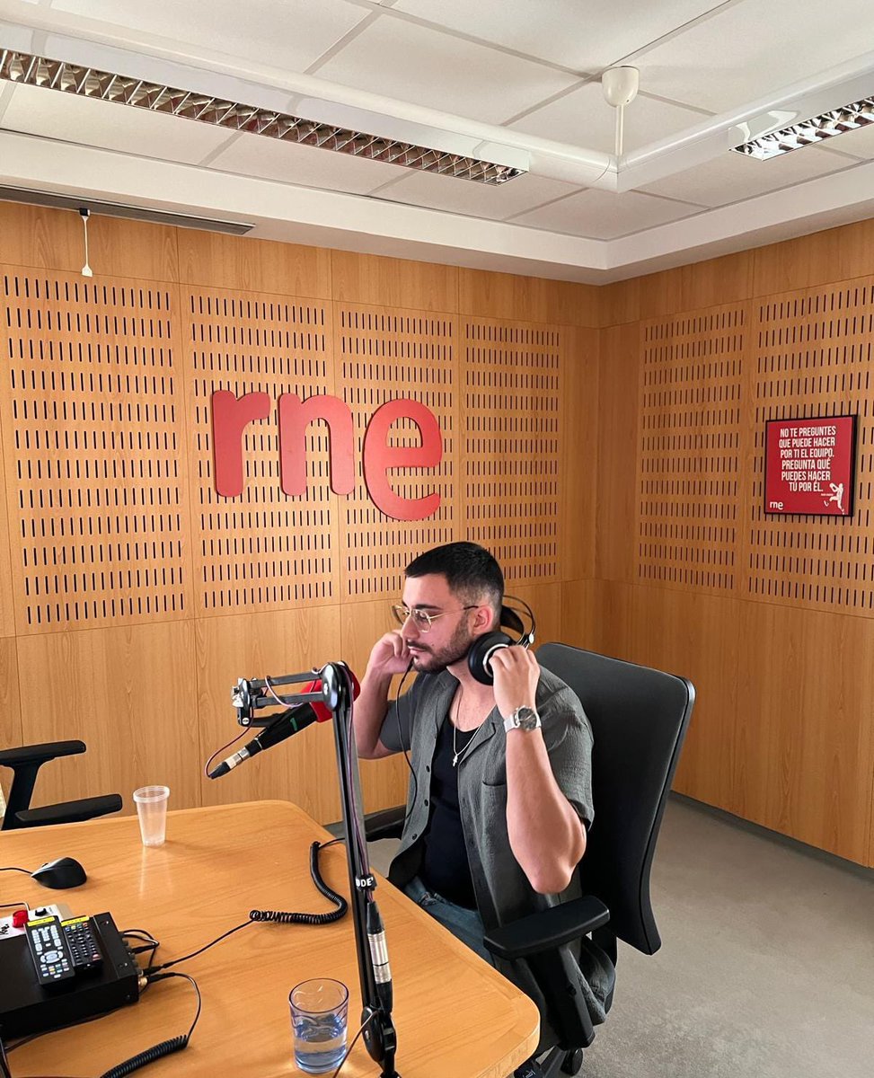 Lo pasé muy bien con los compañeros de <a href="/rne/">Radio Nacional</a>! Muchas gracias por invitarme! 🤎

#DavidAfonso #AmorBarato #BenidormFest2025 #rne