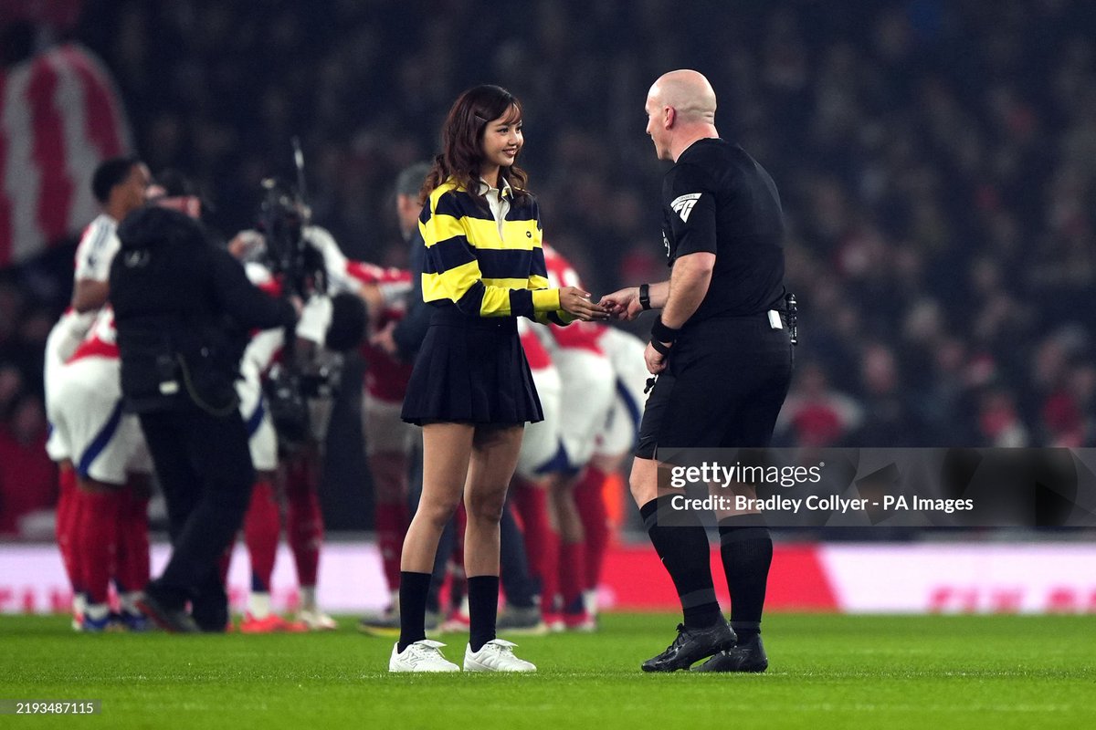 LaliceUpdates's tweet photo. Musician LISA from the band 'Blackpink' walks onto the field before the Premier League match at the Emirates Stadium, London.

@premierleague @wearelloud 

COIN TOSS BY LISA
#LISAxGuinness
#LISAxPremierLeague https://t.co/KtjeXomlnI