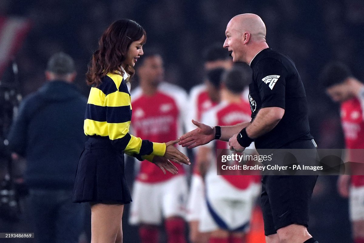 LaliceUpdates's tweet photo. Musician LISA from the band 'Blackpink' walks onto the field before the Premier League match at the Emirates Stadium, London.

@premierleague @wearelloud 

COIN TOSS BY LISA
#LISAxGuinness
#LISAxPremierLeague https://t.co/KtjeXomlnI