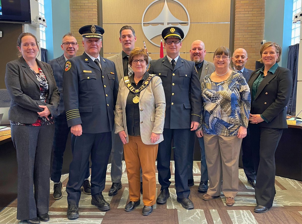 georginatown's tweet photo. 👨‍🚒Georgina's newest Deputy Chief, John Langevin, received an official welcome at Council today. 🚒From starting as a Bylaw Officer to serving 16 years as a fire Captain, he is dedicated to the community. 👏Join us in wishing him the best in his new role with @georginafire. https://t.co/kBcP0IsT05