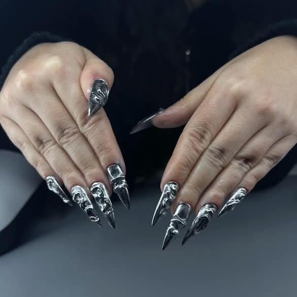 mariliundressOF's tweet photo. Imagine toi avoir cette manucure douloureuse en pleine face quand je te gifle ❄️🔪 https://t.co/RRNVcI0W1Y