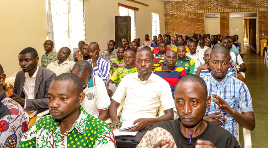 RTNBurundi's tweet photo. #Burundi:SP du CNS @iMuserem a invité l'administration à sensibiliser les jeunes à faire des activités entrepreneuriales pour avoir l'accès aux financements de @PAEEJ_Burundi ,de #BIJE ou de la @bidfburundi car le @BurundiGov a mis ces institutions à leur disposition. https://t.co/aRW9esazvk