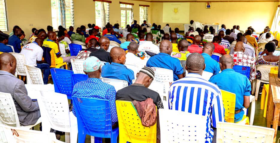 RTNBurundi's tweet photo. Le SP du CNS @iMuserem a invité l'administration à sensibiliser les jeunes à faire des activités entrepreneuriales pour avoir l'accès aux financements de @PAEEJ_Burundi ,de #BIJE ou de la @bidfburundi car le @BurundiGov a mis ces institutions à leur disposition. https://t.co/26PzWIO3JG