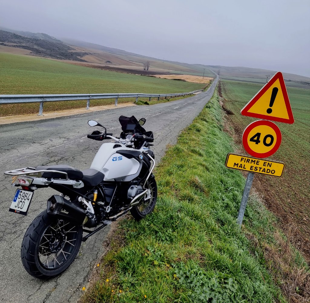BMWMOTOS's tweet photo. El forero Britten nos comparte esta increíble foto para inaugurar 2025 con estilo… y a -3°C!!
https://t.co/FcmbPdsHeL
#bmwmotos #bmwmotoscom #forobmwmotos #motociclismo #forobmw #makelifearide https://t.co/Uo6OS606wt