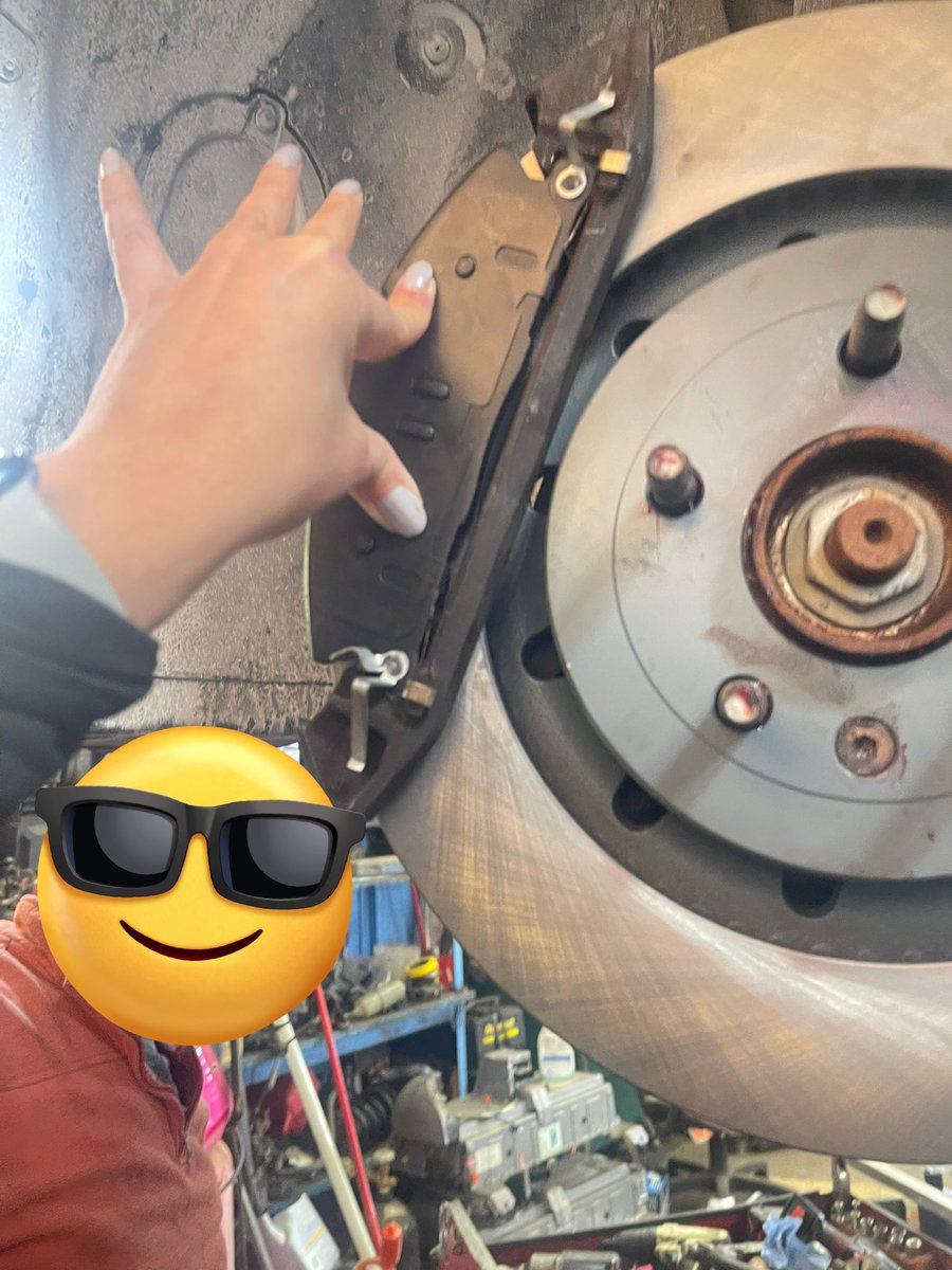 SueHappy3's tweet photo. My goal is to change my man’s brake and rotors! While he makes me a #sammich 😏 

#Jrmechanic  “hold this” 

Martin!! No me grite!! 😒

2017 Explorer police package..  #workshit https://t.co/bGmjVyebr6