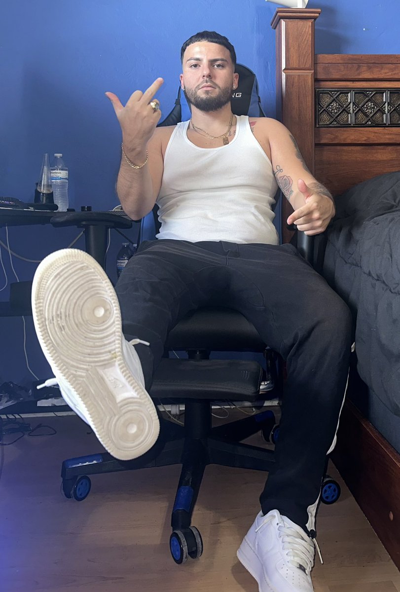 YourGodKevin's tweet photo. Going into debt isn’t enough for me. I want you in financial ruin for my feet. 

Findom https://t.co/iyHQT24GrA