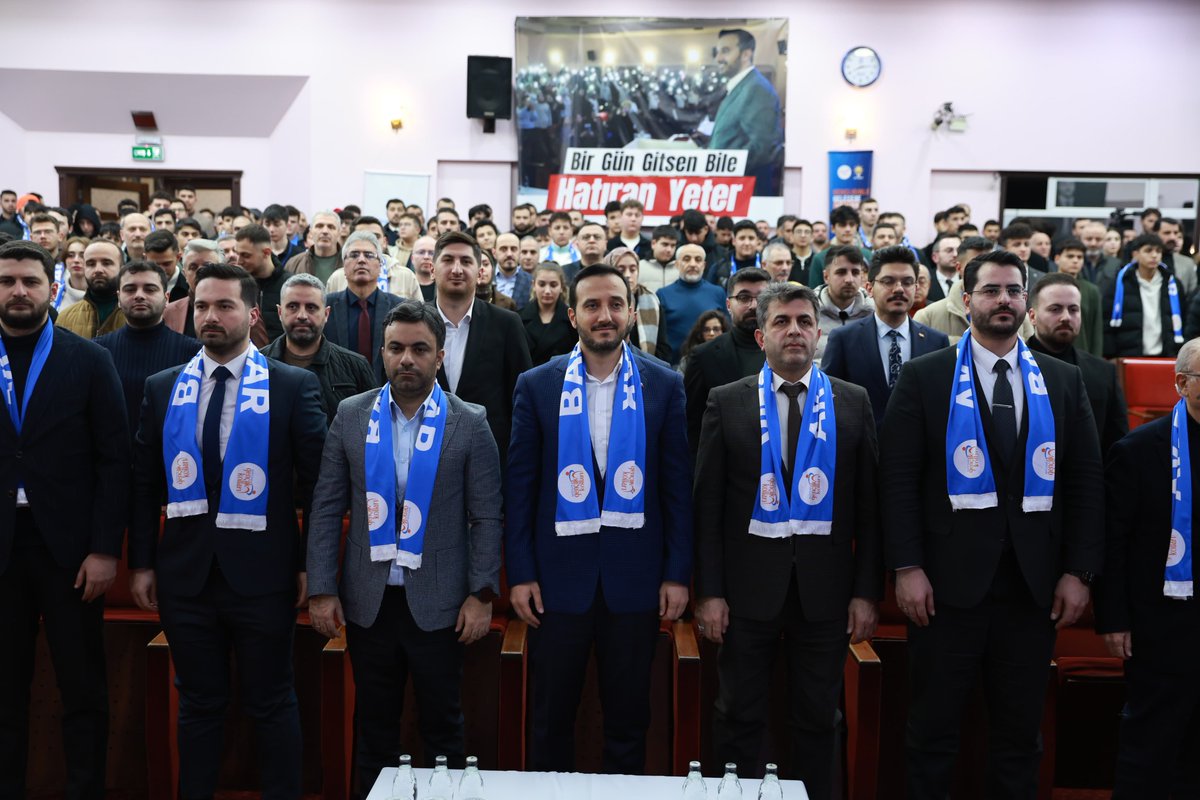 abdullahozdemir's tweet photo. Evimdeyim. Bağcılar'ın her karışında gençliğimizin, çocukluğumuzun ayak izleri var. Nihayetinde bu ilçede aziz komşularıma hizmet etme bahtiyarlığı da nasip oldu. Gönlümün her zaman en özel yerindesin Bağcılar!

Birlikte çok emek verdiğimiz AK Parti Bağcılar İlçe Gençlik Kolları Başkanımız Mücahit Şahin kardeşimiz, bayrağı Halil İbrahim Güneş kardeşimize devretti. Bu kutlu yürüyüşte ayrılık yok, şimdi her zamankinden daha fazla birlik olma vaktidir. Bağcılar gençliği her zaman olduğu gibi yine üzerine düşeni yapacak, hiç şüphem yok.

@Akgencbagcilar
@halilbrahimgns
@mucahitshnn