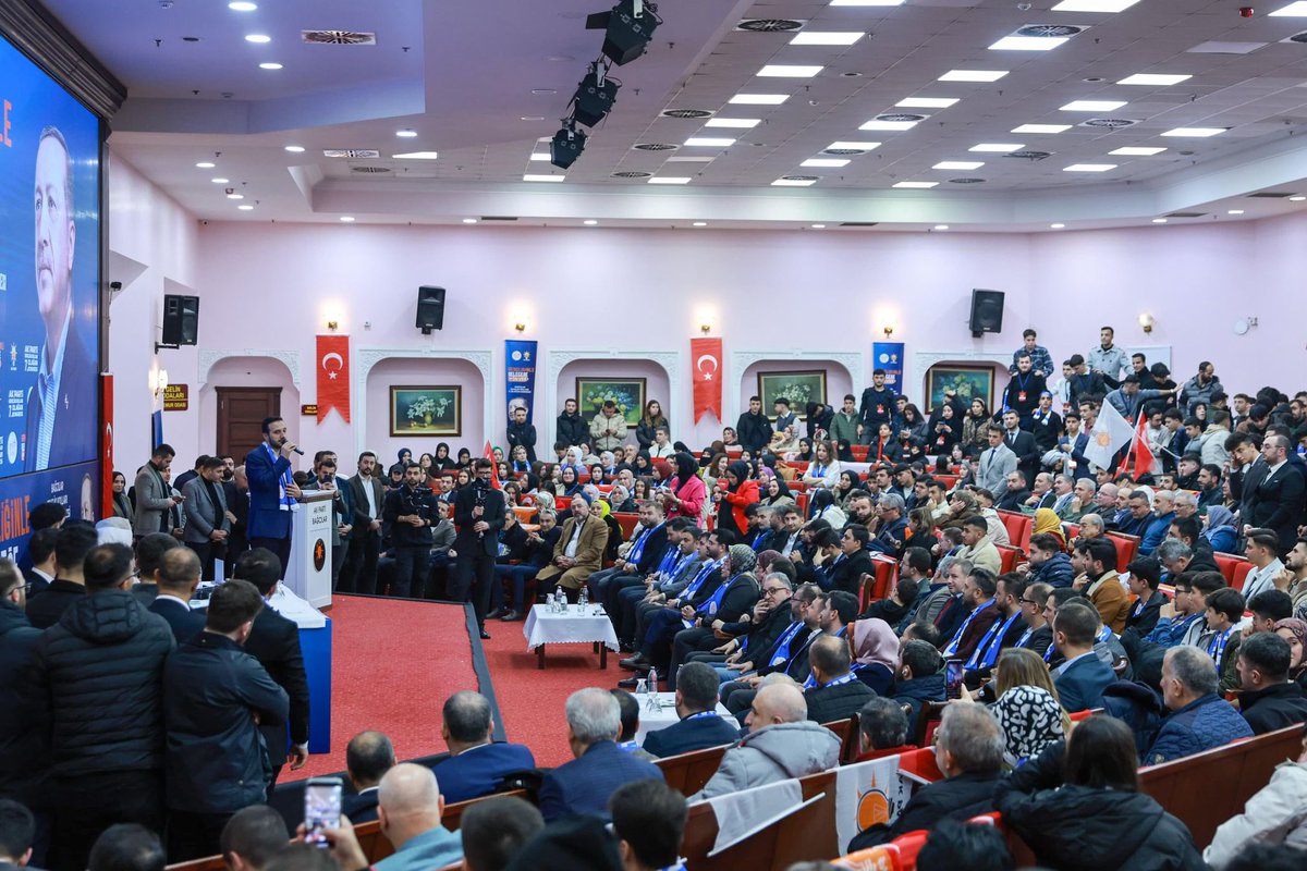 abdullahozdemir's tweet photo. Evimdeyim. Bağcılar'ın her karışında gençliğimizin, çocukluğumuzun ayak izleri var. Nihayetinde bu ilçede aziz komşularıma hizmet etme bahtiyarlığı da nasip oldu. Gönlümün her zaman en özel yerindesin Bağcılar!

Birlikte çok emek verdiğimiz AK Parti Bağcılar İlçe Gençlik Kolları Başkanımız Mücahit Şahin kardeşimiz, bayrağı Halil İbrahim Güneş kardeşimize devretti. Bu kutlu yürüyüşte ayrılık yok, şimdi her zamankinden daha fazla birlik olma vaktidir. Bağcılar gençliği her zaman olduğu gibi yine üzerine düşeni yapacak, hiç şüphem yok.

@Akgencbagcilar
@halilbrahimgns
@mucahitshnn