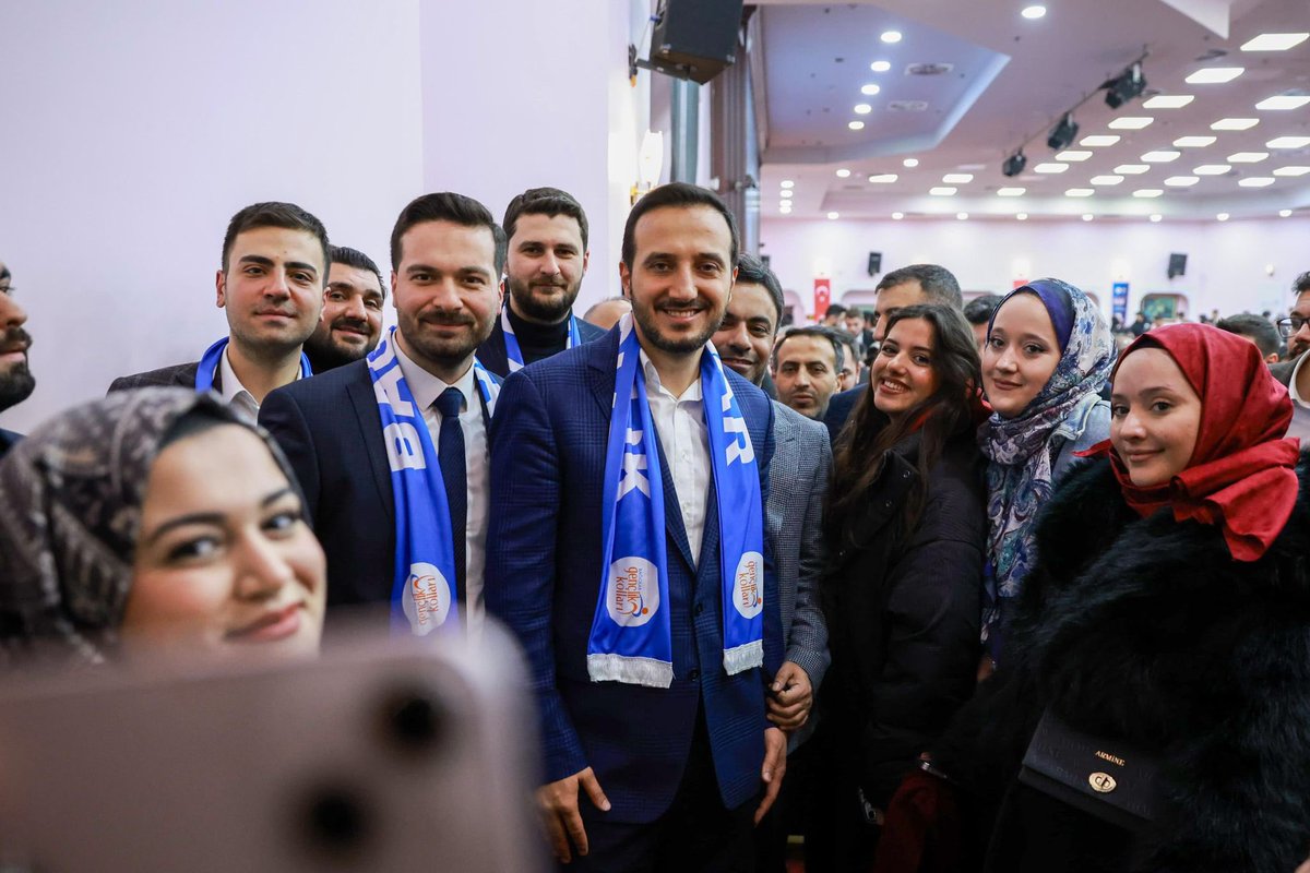 abdullahozdemir's tweet photo. Evimdeyim. Bağcılar'ın her karışında gençliğimizin, çocukluğumuzun ayak izleri var. Nihayetinde bu ilçede aziz komşularıma hizmet etme bahtiyarlığı da nasip oldu. Gönlümün her zaman en özel yerindesin Bağcılar!

Birlikte çok emek verdiğimiz AK Parti Bağcılar İlçe Gençlik Kolları Başkanımız Mücahit Şahin kardeşimiz, bayrağı Halil İbrahim Güneş kardeşimize devretti. Bu kutlu yürüyüşte ayrılık yok, şimdi her zamankinden daha fazla birlik olma vaktidir. Bağcılar gençliği her zaman olduğu gibi yine üzerine düşeni yapacak, hiç şüphem yok.

@Akgencbagcilar
@halilbrahimgns
@mucahitshnn