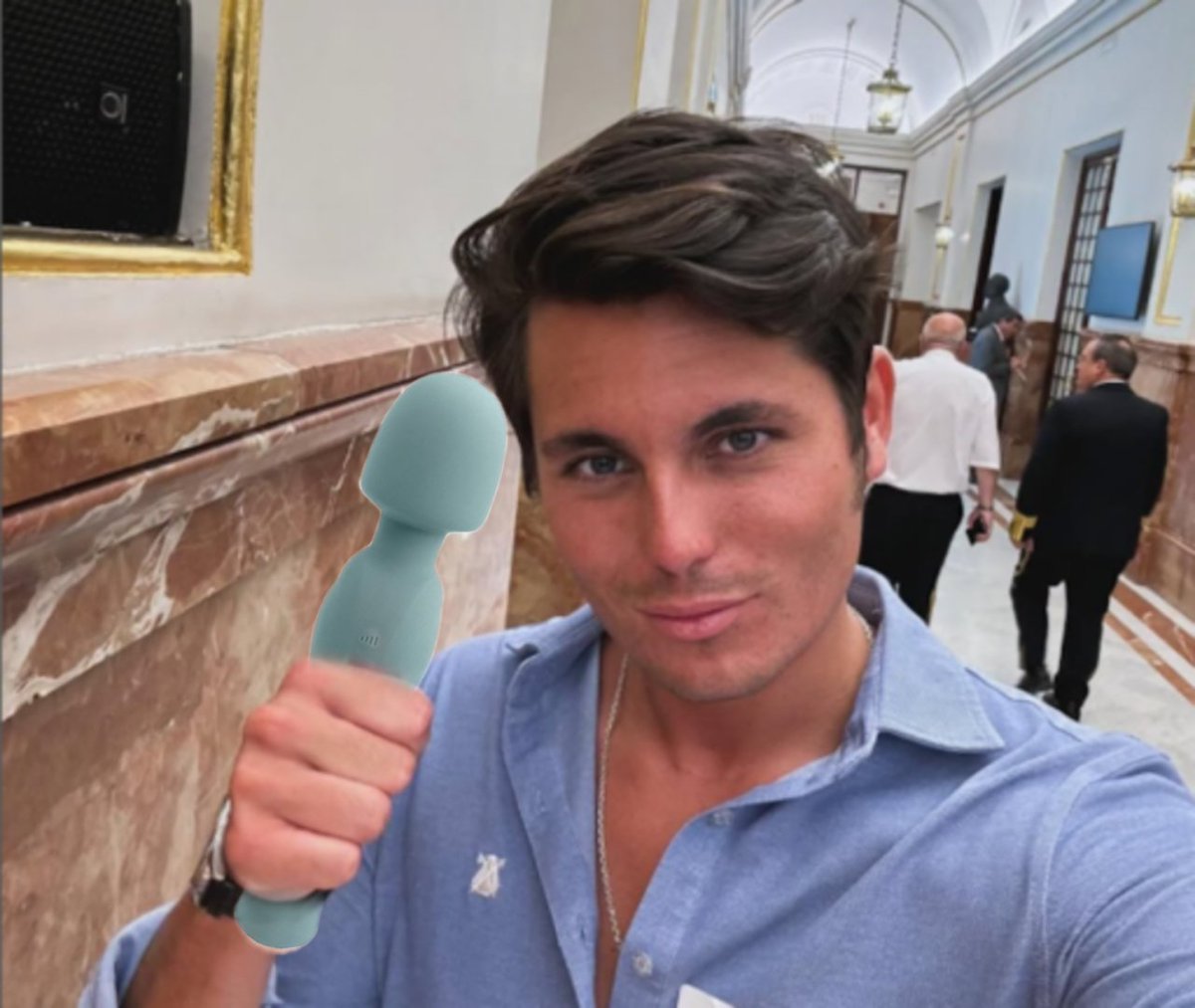 Me complace anunciaros que, después del incidente con <a href="/AntonioMaestre/">AntonioMaestre</a> , Vito Quiles ya tiene nuevo micrófono