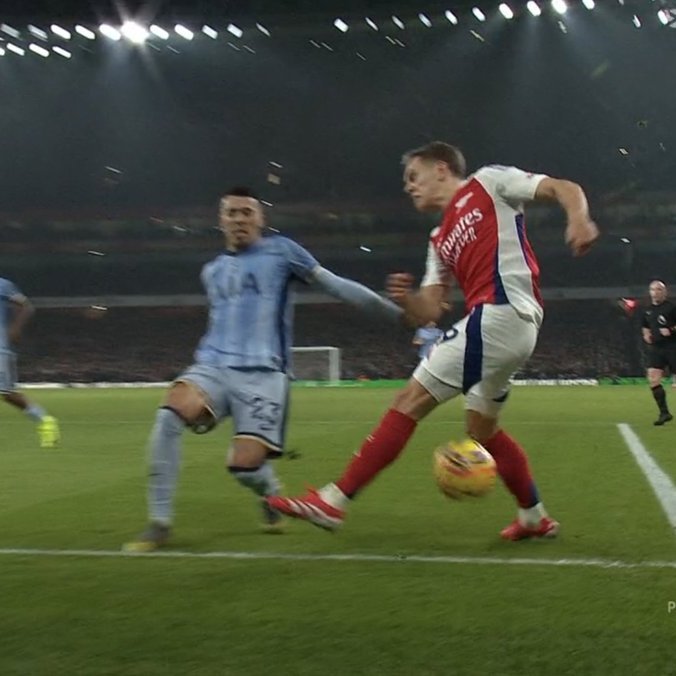 TrollFootball's tweet photo. Arsenal scoring from a corner which wasn't even a corner is poetic. https://t.co/2JZ3Ab6kRb