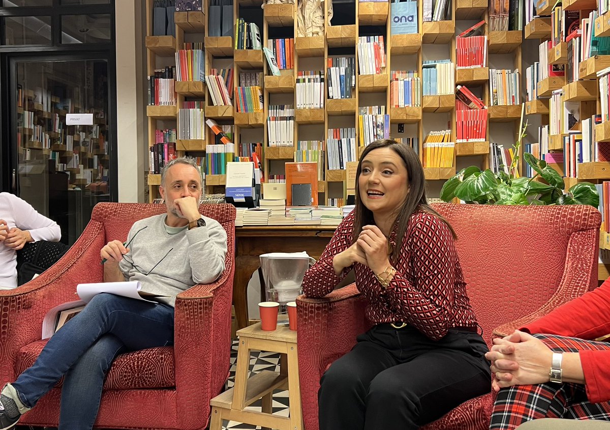 ramontremosa's tweet photo. Avui @evacomasarnal ha visitat el club de lectura de la #LlibreriaOna de #Gràcia, tot presentant #MercèiJoan, premi #Proa de novel·la, basada en la vida de #MercèRodoreda.
👇👇👇👇 https://t.co/nN8PIdhcOi