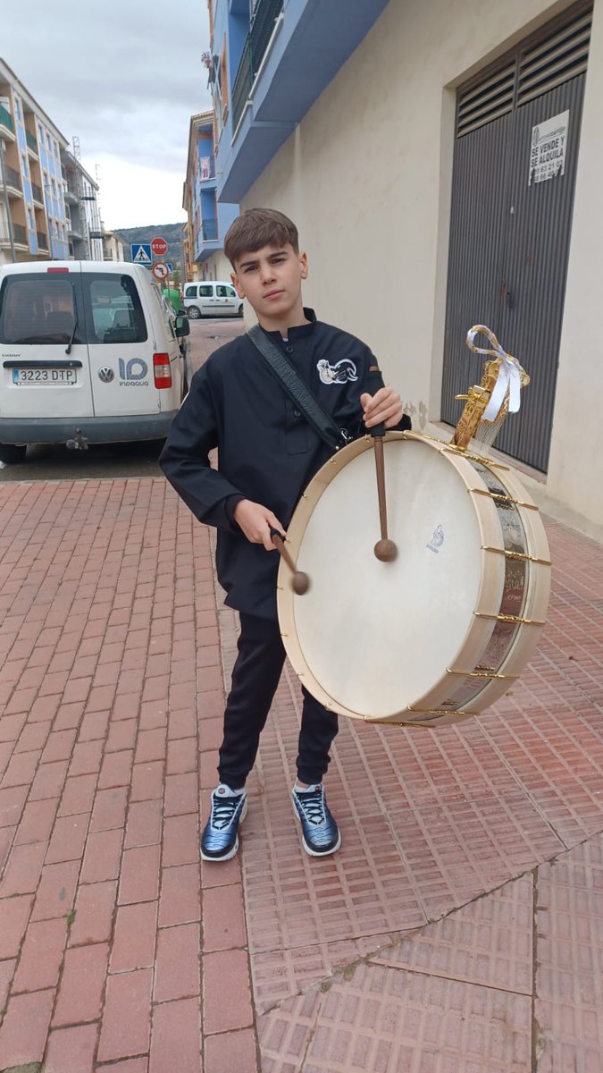 Procedente de nuestra escuela del tambor, Daniel es el cuarto tamborista que representa a Mula en las Jornadas nacionales de exaltación del tambor y el bombo de Moratalla.
Daniel no dejará indiferente a nadie.
Enhorabuena Daniel!!