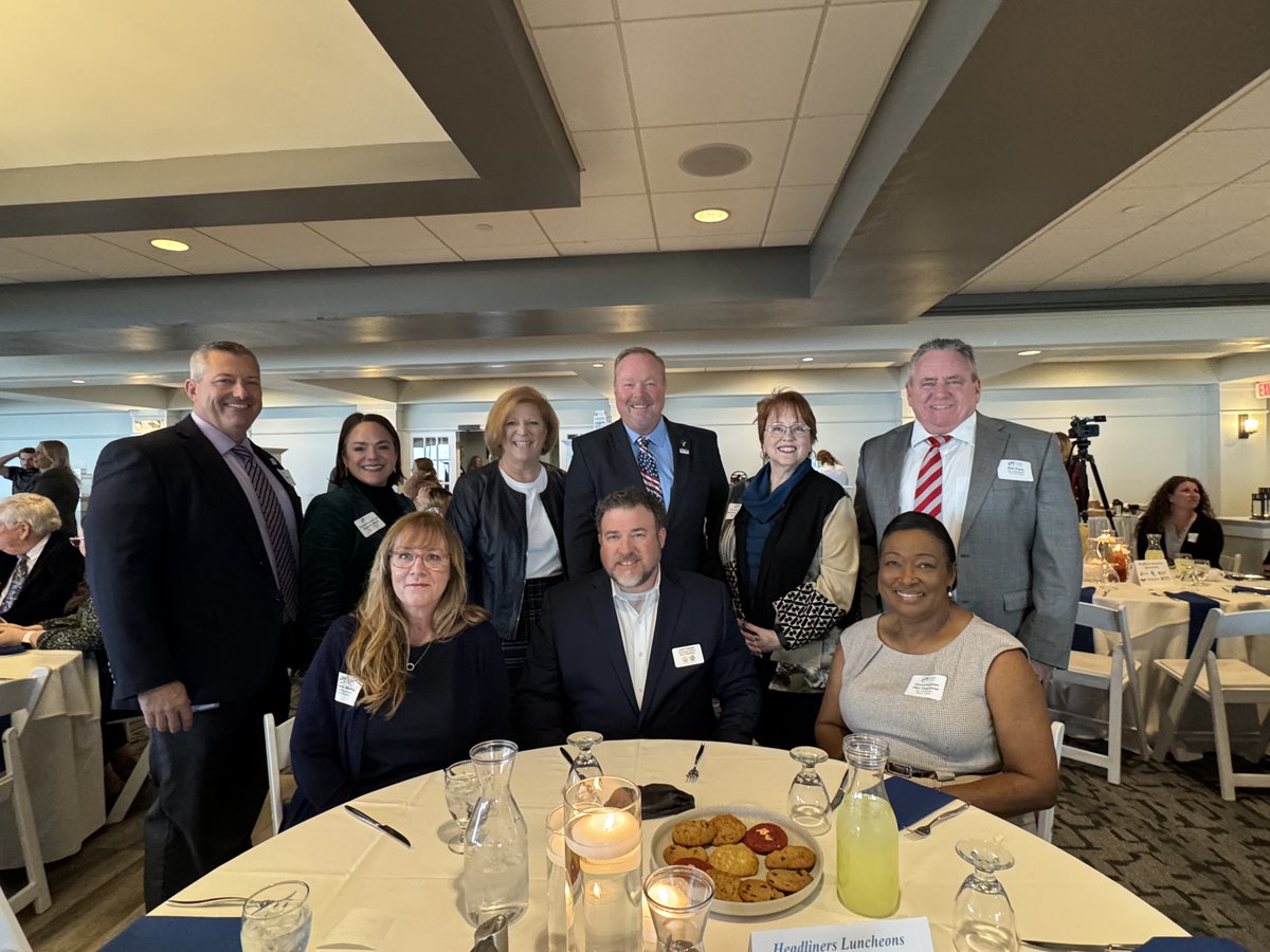 BradentonGov's tweet photo. Mayor Gene Brown &amp; our City Council joined local leaders at the @ManateeChamber’s first Headliners Luncheon of 2025 for a #StateOfTheCities address! We’re proud to collaborate with Anna Maria, Holmes Beach, Longboat Key &amp; Palmetto to keep #BradentonFL a great place to live. https://t.co/TPbndkZTcJ