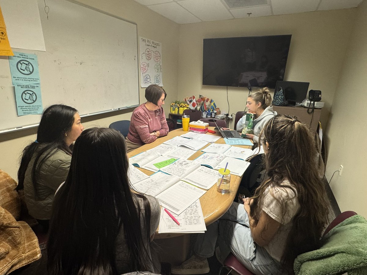 Cathy Woods (@eps_region1) on Twitter photo First grade team <a href="/EmersonFalcons/">Escuela Primaria | Emerson | Elementary School</a> analyzing student writing. Great example of a professional learning community! First grade team <a href="/EmersonFalcons/">Escuela Primaria | Emerson | Elementary School</a> analyzing student writing. Great example of a professional learning community!