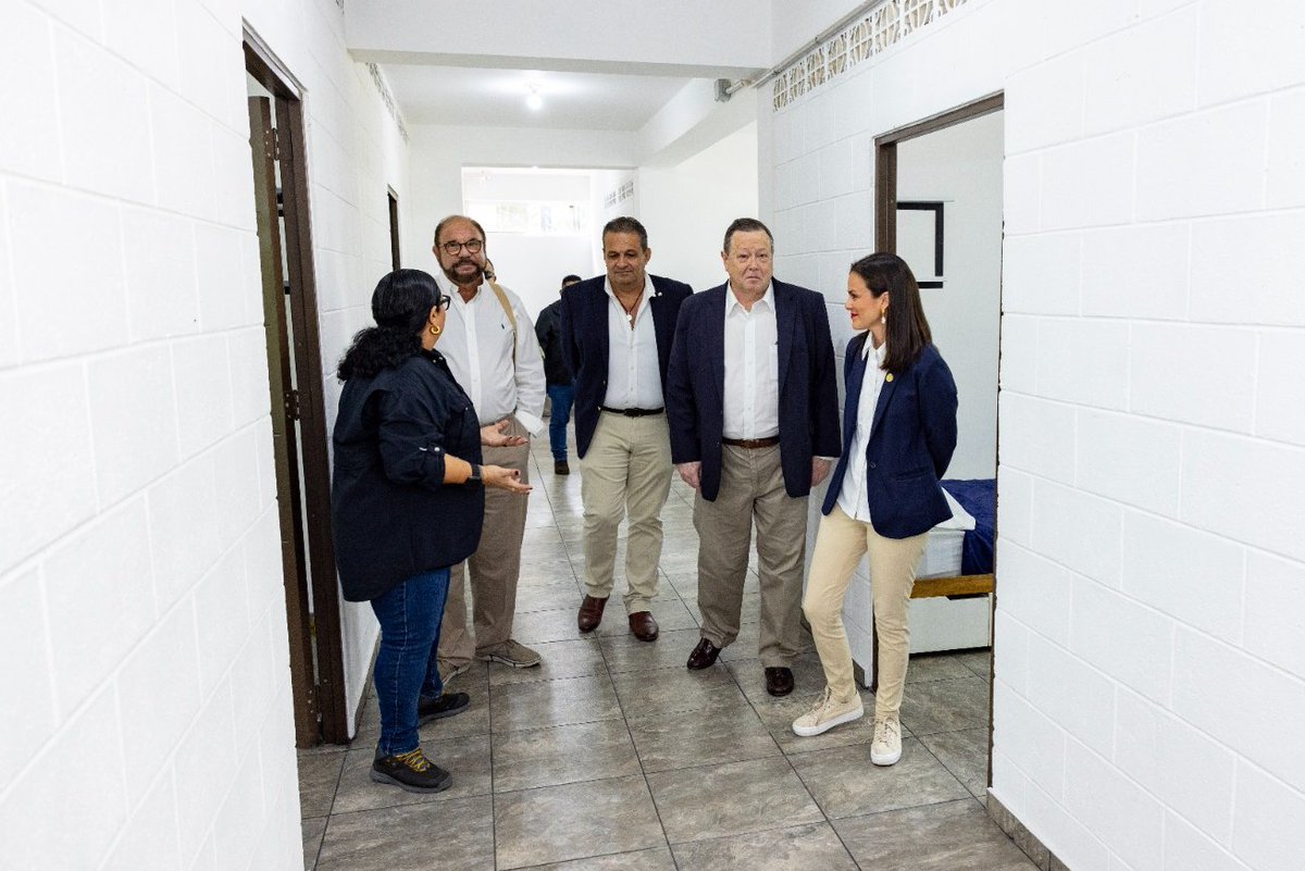 SComercioSV's tweet photo. El secretario @MiguelKattan1 participó en la entrega de dormitorios que fueron remodelados para beneficiar a 300 estudiantes de @ENA_ElSalvador, a través de la Secretaría de Comercio e Inversión, el Departamento de Agricultura (USDA) de Estados Unidos y el Instituto Interamericano de Cooperación para la Agricultura (IICA). 🇸🇻

El proyecto busca modernizar la educación agrícola, con planes futuros para invertir en la remodelación del edificio administrativo, los caminos internos y la red eléctrica.