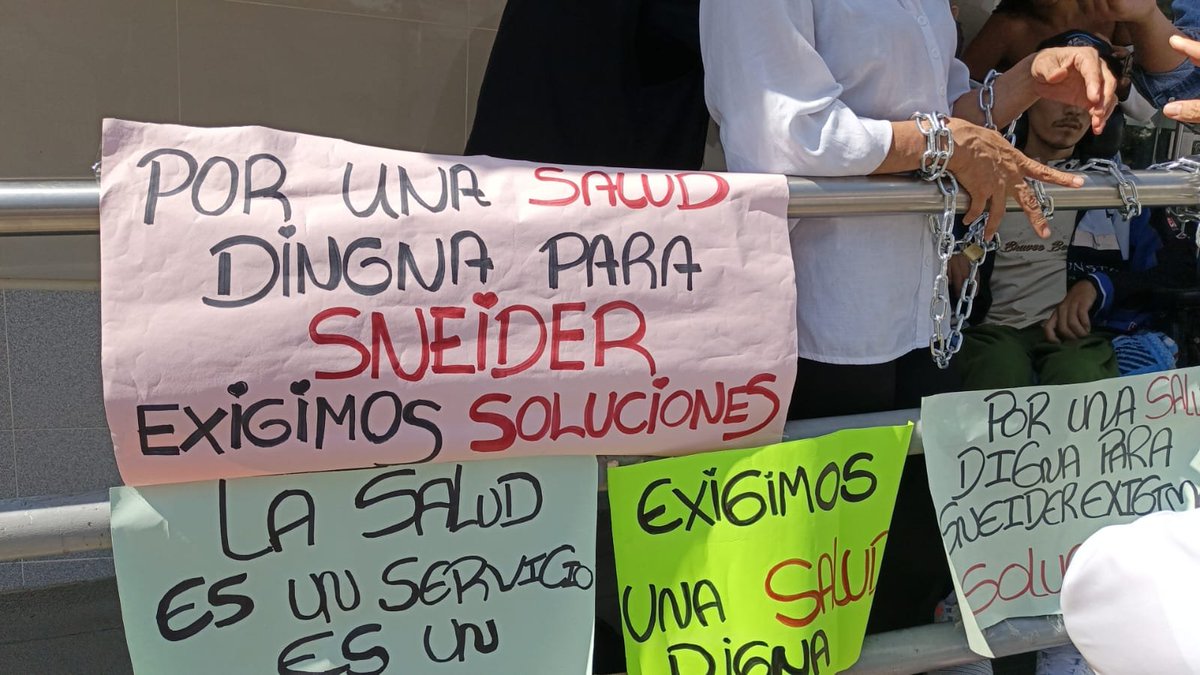 ReporteroStder's tweet photo. #Bucaramanga
Una madre se encadenó en las puertas de la #EPSCoosalud de Bucaramanga para denunciar que desde hace dos meses su hijo de 22 años, quien se encuentra en estado vegetativo, no recibe atención médica. https://t.co/CWl0FsuTFF