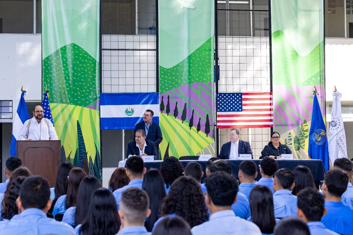 SComercioSV's tweet photo. El secretario @MiguelKattan1 participó en la entrega de dormitorios que fueron remodelados para beneficiar a 300 estudiantes de @ENA_ElSalvador, a través de la Secretaría de Comercio e Inversión, el Departamento de Agricultura (USDA) de Estados Unidos y el Instituto Interamericano de Cooperación para la Agricultura (IICA). 🇸🇻

El proyecto busca modernizar la educación agrícola, con planes futuros para invertir en la remodelación del edificio administrativo, los caminos internos y la red eléctrica.