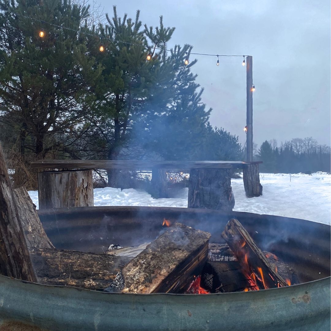 Hot cocoa and a ride in a horse-drawn carriage... now that's winter magic 🌟🐴 #treetopsresort #gaylordmi #sleighrides #wintermagic #northernmichigan