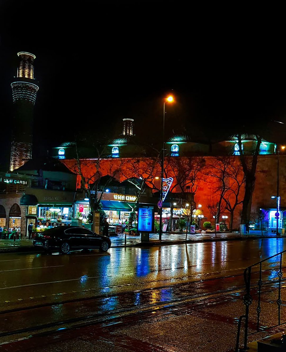 Ben, göğü hep bir kurşun gibi ağır o şehirde sırılsıklam gezerdim.