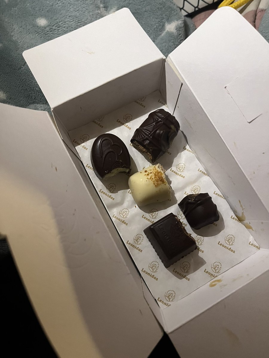 a mi novia le regalaron una caja de bombones por navidad y aun no se los ha terminado. hoy le he preguntado si podía coger uno y me dice “claro, te los estoy dejando por la mitad” y abro la caja y me encuentro esto😭😭5 bombones mordisqueados