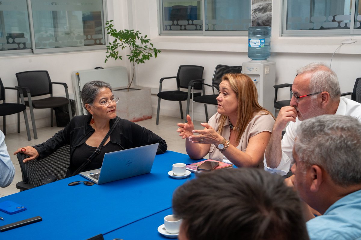 goredenuble's tweet photo. 💪Nos reunimos con @ONUChile y @FAOChile para coordinar el proyecto "𝑪𝒐𝒎𝒖𝒏𝒊𝒅𝒂𝒅𝒆𝒔 𝑪𝒐𝒏𝒆𝒄𝒕𝒂𝒅𝒂𝒔" que lideraremos desde el @goredenuble. La iniciativa busca entregar internet a localidades rurales para disminuir brecha digital y apoyarlas con nuevas herramientas https://t.co/DaRprKzYBM