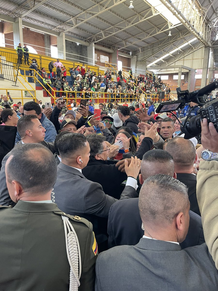 Donka_At's tweet image. Acompañamos al Presidente @petrogustavo y al Gobierno Nacional en el lanzamiento del Decreto 1381 de 2024 en el marco del Programa #BasuraCero y de las nuevas medidas para dignificar el trabajo y la vida de recicladores y recicladores de base. Exclusividad en el aprovechamiento