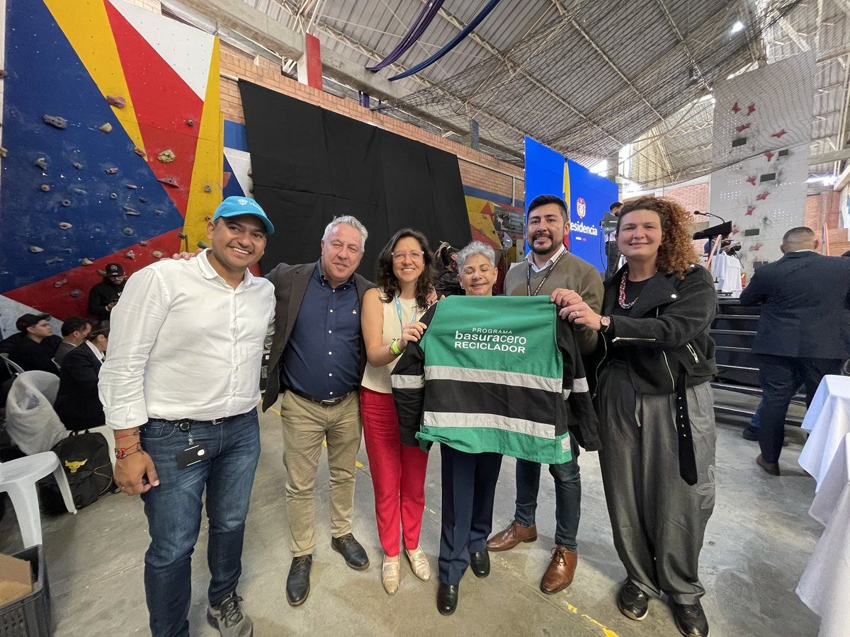 Donka_At's tweet image. Acompañamos al Presidente @petrogustavo y al Gobierno Nacional en el lanzamiento del Decreto 1381 de 2024 en el marco del Programa #BasuraCero y de las nuevas medidas para dignificar el trabajo y la vida de recicladores y recicladores de base. Exclusividad en el aprovechamiento