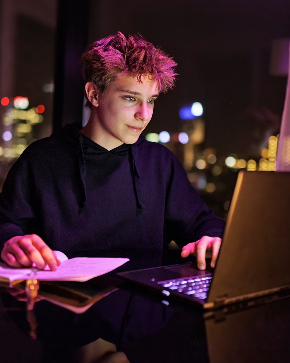 Cumple tus propósitos de año nuevo organizando tus archivos con el disco duro portátil Toshiba Canvio Ready, con operación sencilla plug &amp; play. Encuentra un distribuidor en storage.toshiba.com/es/consumer-hd…

#Toshiba #resolucionesdeañonuevo #almacenamientodeinformación