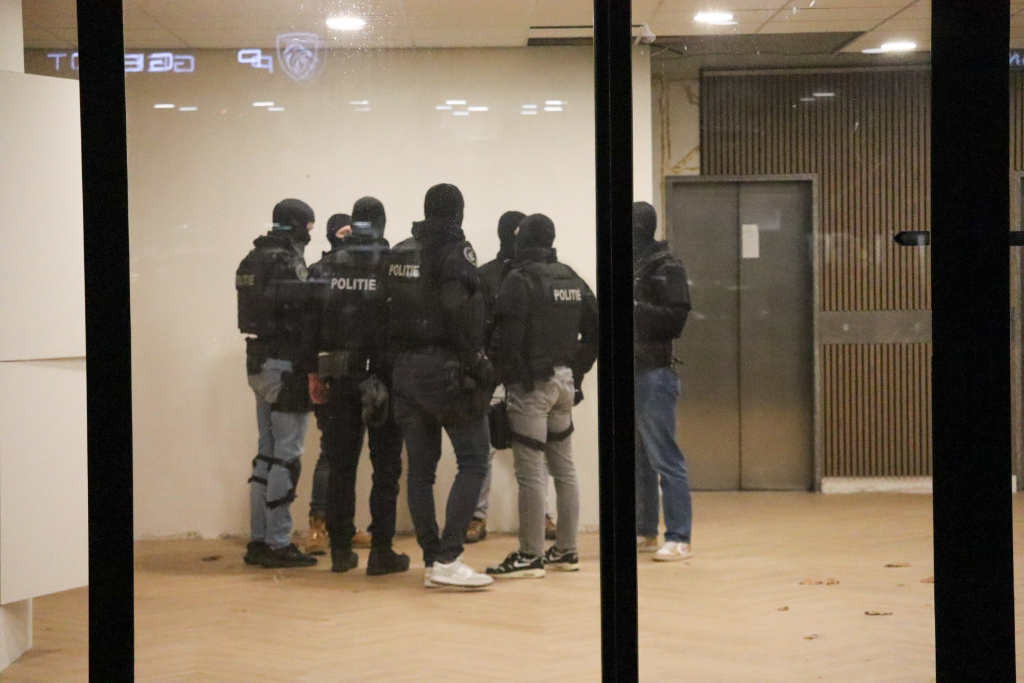 Politie doet inval in bedrijfspand