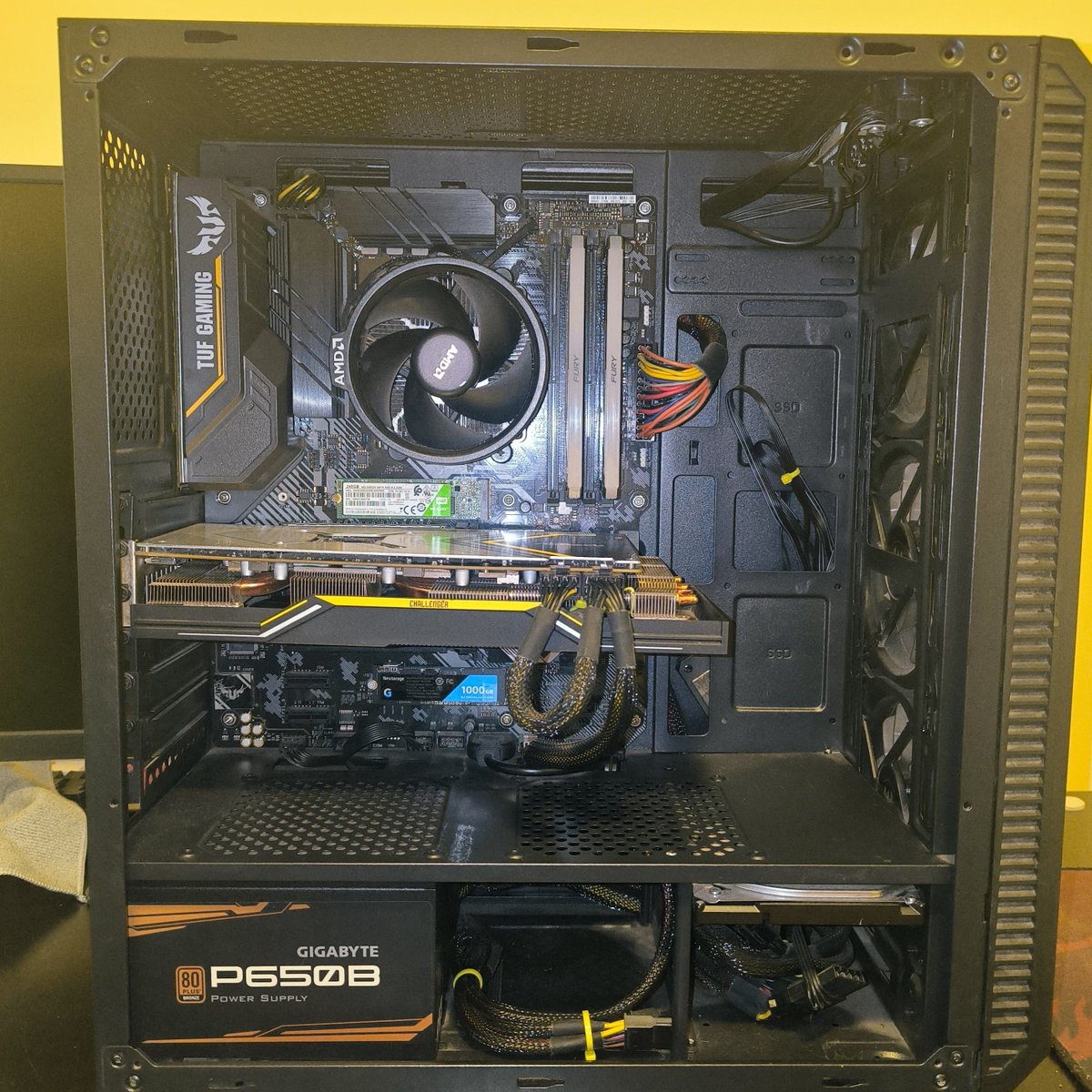 gab_per_'s tweet photo. 🚨 Vendo mi PC ME VOY A LA MIERDA🚨

🔹 AMD Ryzen 5 3600
🔹 64 GB RAM DDR4
🔹 ASRock Radeon RX 5700XT 8GB
🔹 TUF B450-PRO GAMING
🔹 650W Bronze PSU
🔹 2 SSD (1TB NVME + 240GB) + HDD 1TB
🔹 Monitor Hyundai 27" 144Hz
🔹 Teclado Red Dragon Castor + Mouse Corsair Harpoon
9.000.000gs https://t.co/FKs93Lof30