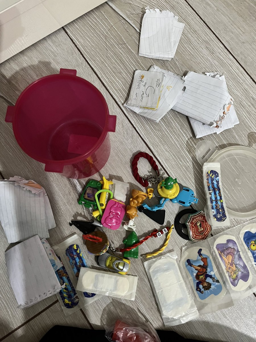 Ortaokulda sıra arkadaşımla mektuplaşırdık ve hâla saklarım.Vefasız demişsiniz ayıp ama cğsöğdlcğdlfğf