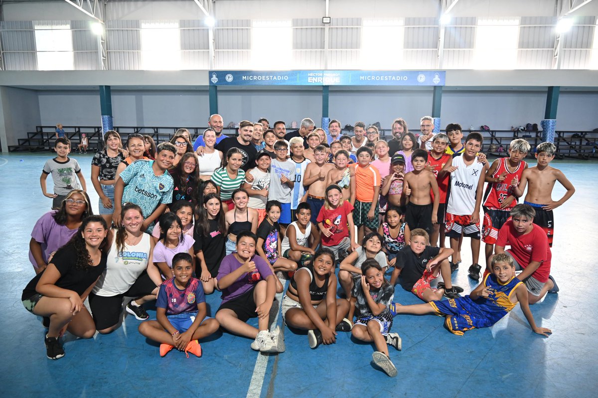 Leot14's tweet photo. ➡️Hoy en📍#Avellaneda junto a @AlbertoSileoni, @jorgeferraresi y demás autoridades, recorrimos las EAV 2025 🌞🏊🏽‍♀️🛟👨‍🦽
➡️L@s jóvenes continúan disfrutando de un Estado Provincial y Municipal Presente Garantizando Derechos.
#BuenoBonitoYBonaerense
👉🏻PBA💙
@Kicillofok @pablourquizaok https://t.co/XRsKSql62U
