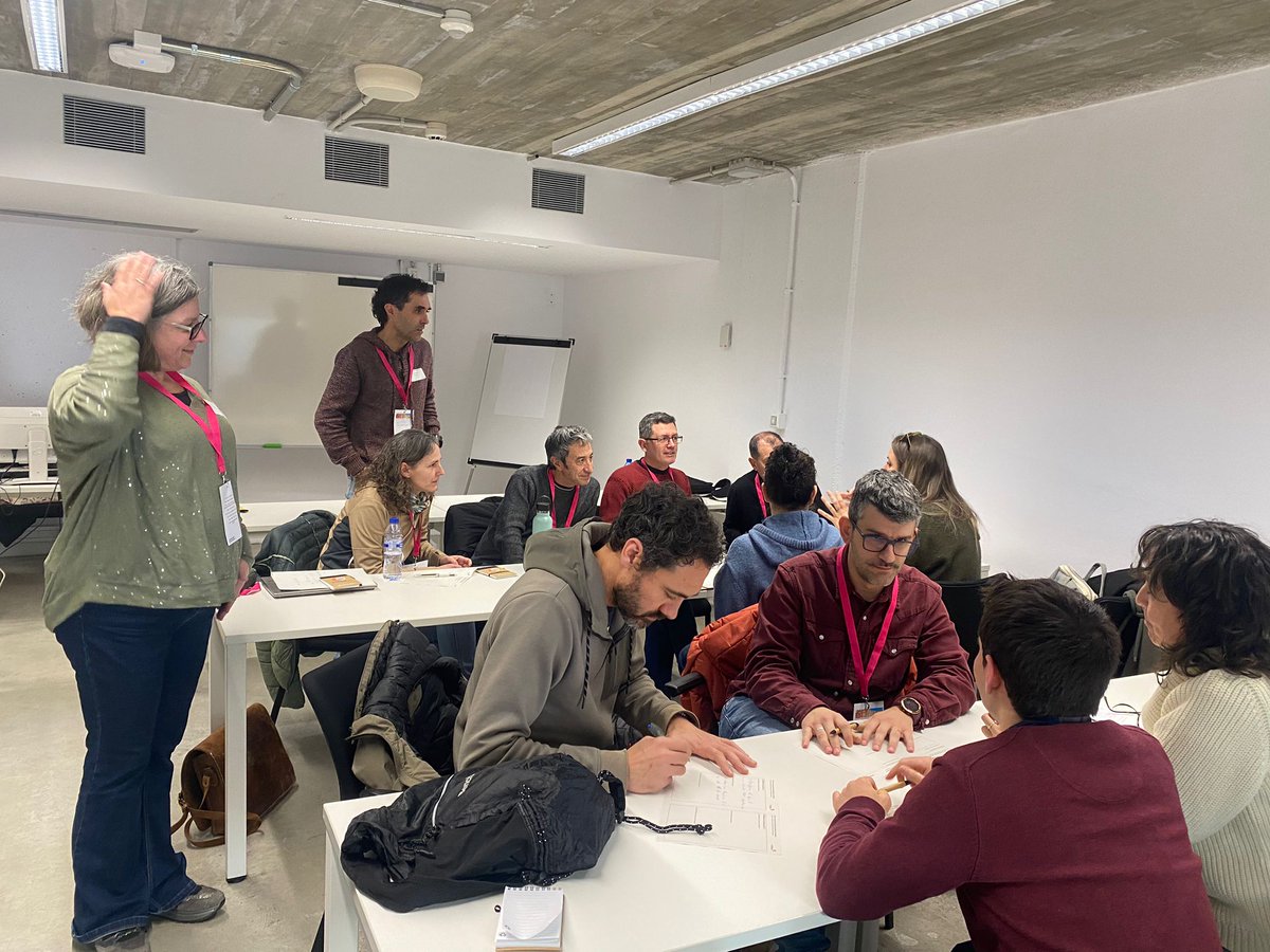pastorcatala's tweet photo. Primera comunitat de pràctica de centres de la primera i segona edició #STEAMcat als SSTT de Girona. Amb tallers de conversa, presentació del projecte @Fcreativacio i de la càtedra M. Antònia Canals a càrrec d'@AngelAlsinaP de la @UdGEducacioPsic. Tancament amb visita al #GAMAR. https://t.co/0aolwd6Yi6