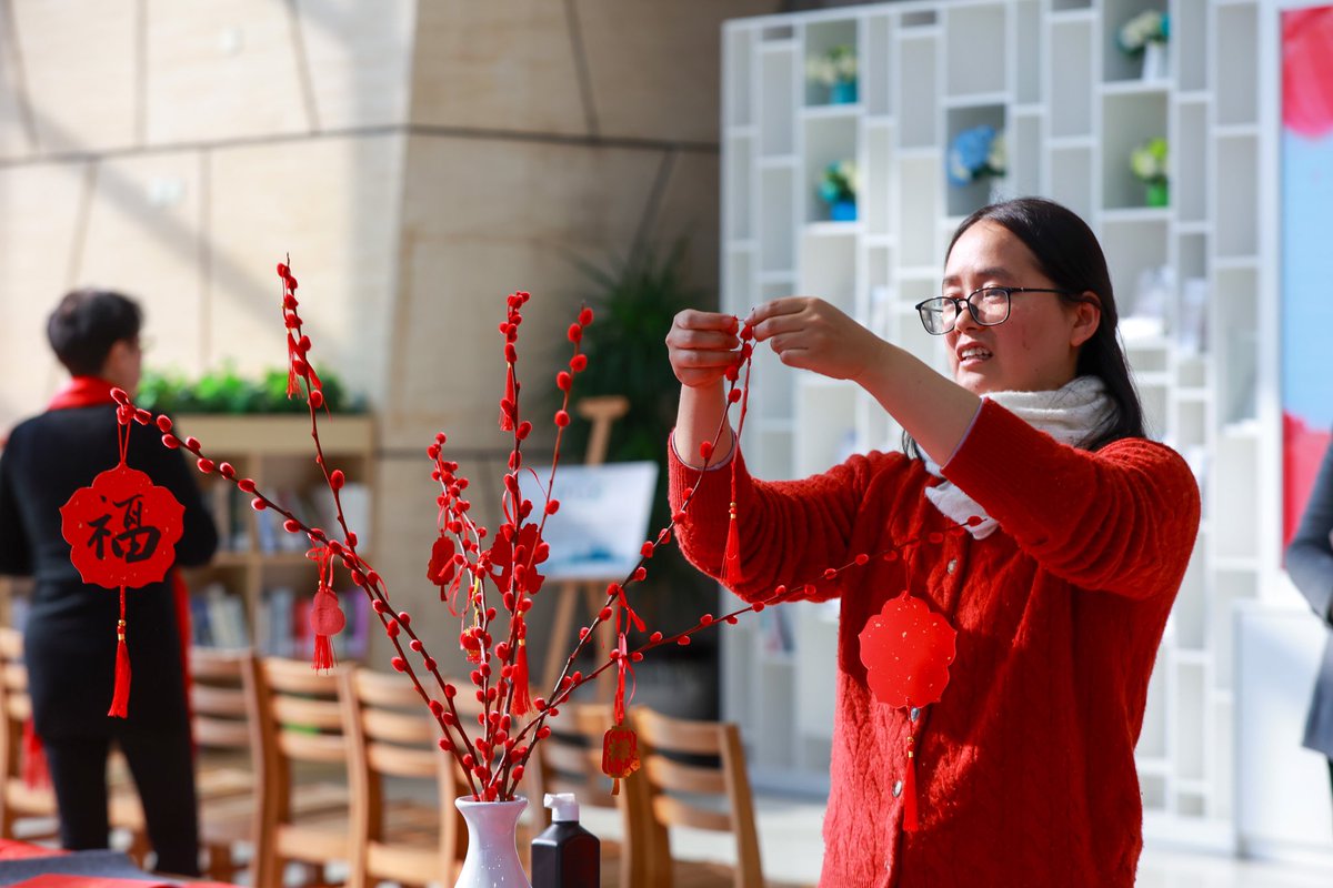 ECNUER's tweet photo. ECNU's Minhang Campus Library sparkled with vibrant red as it hosted the opening of the annual "Everyone Writes Spring Couplets" event, all faculty and students are invited to pen their heartfelt wishes for the new year. Let's immerse in this rich cultural tradition together! https://t.co/qeffPQbBZ6